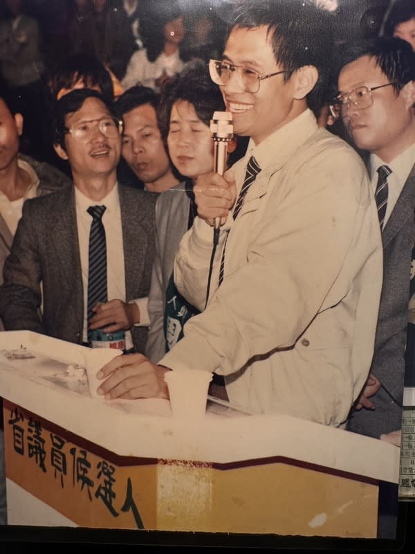 1989年11月22日，當時被國民黨列為黑名單，時任台獨建國聯盟美國本部主席的郭倍宏，公開現身當時的台北縣中和運動場演講，為民進黨立委盧修一、省議員周慧瑛的造勢帶來高潮，同時也讓他們高票當選。 圖：林秋滿拍攝（資料照）  1989年11月22日，當時被國民黨列為黑名單，時任台獨建國聯盟美國本部主席的郭倍宏，公開現身當時的台北縣中和運動場演講，為民進黨立委盧修一、省議員周慧瑛的造勢帶來高潮，同時也讓他們高票當選。 圖：林秋滿拍攝（資料照） 