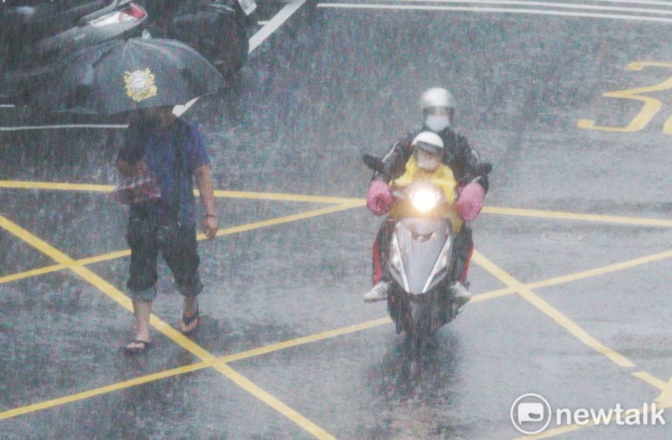 午後雷雨來襲，中央氣象局發布大雨特報（資料照）。   圖：張良一／攝