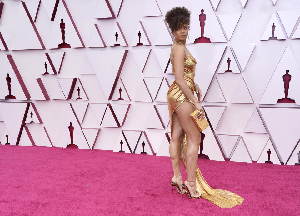 <p>Andra Day deslumbró a su paso por la alfombra con un vestido dorado muy estilizado y que dejaba ver su figura. ( AP)</p> 