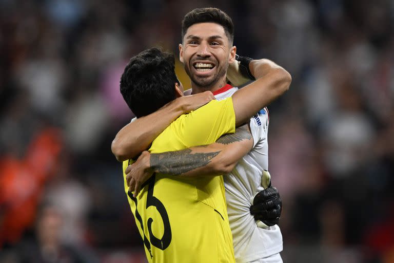 Los héroes de Sevilla en la final en Budapest: Montiel se abraza con el arquero Bono, que atajó dos