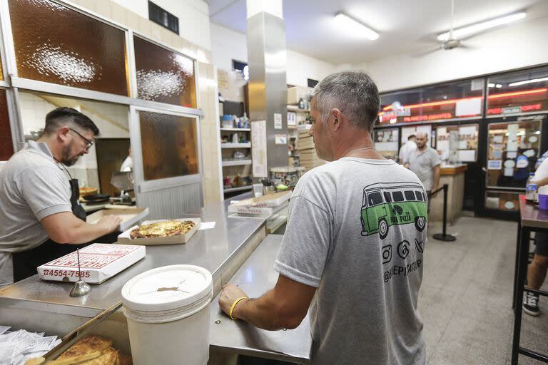 Paradas en una icónica pizzería de Buenos Aires