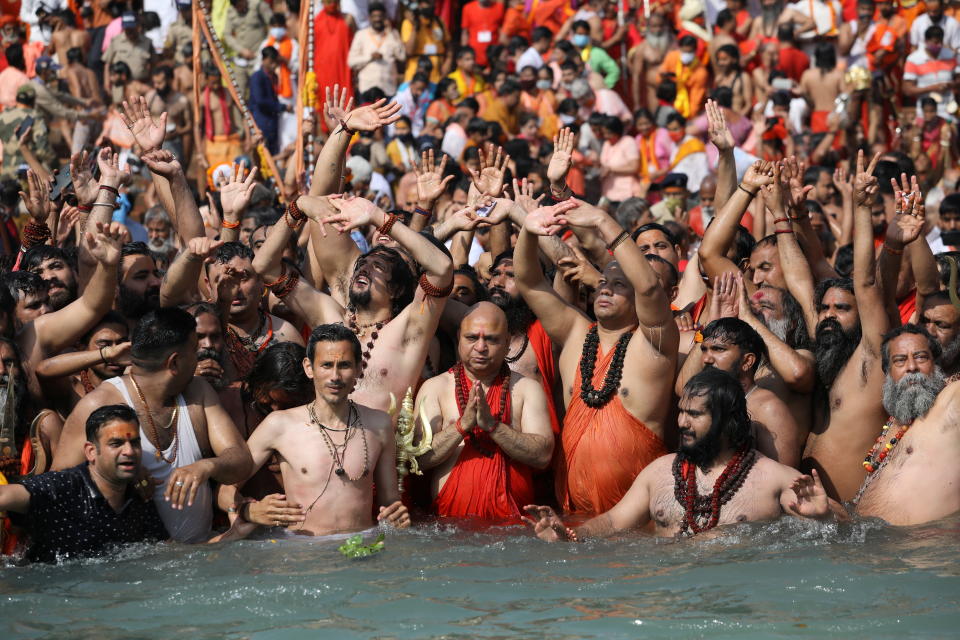 印度教徒深信「聖浴儀式」能夠去除污穢、洗淨罪愆，因而群聚在恆河中沐浴，卻未落實戴口罩等防疫措施。圖片來源：Reuters。