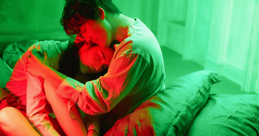 吳克群在新歌〈洛希極限〉MV中與女主角有許多親密接觸和床上對手戲，他表示拍事前已向女友陳語安報備過。（圖／何樂音樂提供）