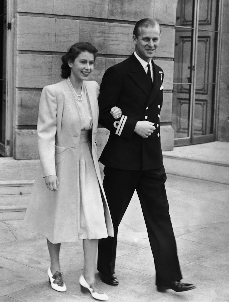 Die Königin mit dem damaligen Leutnant Philip Mountbatten im Jahr 1947. (Bild: Getty Images)