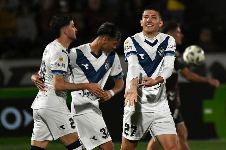 El festejo de Thiago Fernández (27) autor del 1-0 de Vélez ante Platense, por la fecha 7 de la Liga Profesional; un delantero con presente y futuro