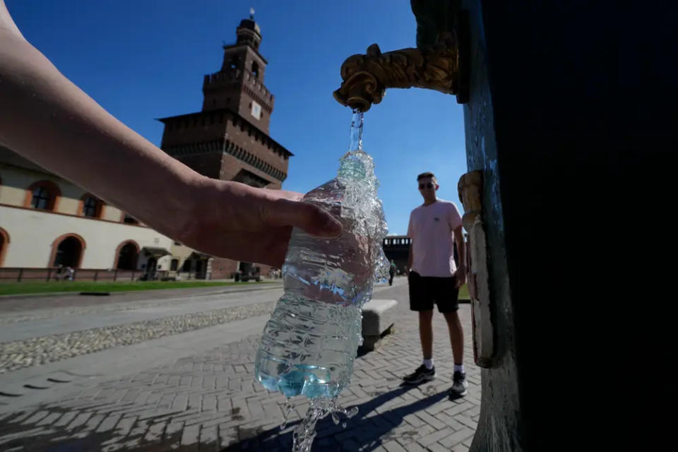 Wissenschaftler entdeckten Hunderttausende von Mikro- und Nanokunststoffen in beliebten Wasserflaschenmarken. - Copyright: AP Photo/Luca Bruno, File