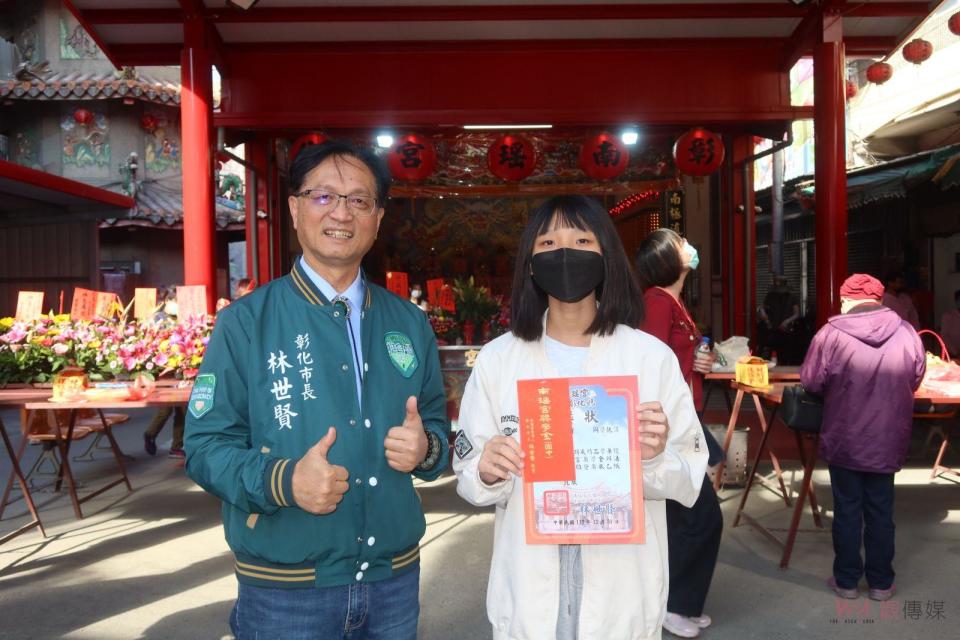 ▲彰化市南瑤宮媽祖信徒子女獎學金頒發，有904名學生獲得殊榮，彰化市市長兼南瑤宮管理人林世賢向獲獎學子表示祝賀與勉勵。（圖／記者陳雅芳攝）