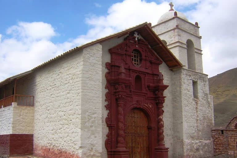 La iglesia está construida en honor a Santa Bárbara, la patrona de los mineros, a la que cada 4 de diciembre los ciudadanos de poblaciones vecinas se acercan a saludar, en un día festivo para el lugar