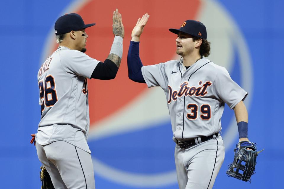 El campocorto de los Tigres Javier Báez, el jardinero izquierdo y derecho Zach McKinstry celebran la victoria por 6-2 el lunes 8 de mayo de 2023 en Cleveland.