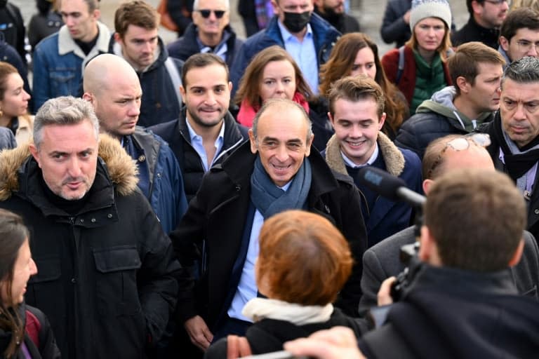 Eric Zemmour (c) lors d'un déplacement à Marseille, le 27 novembre 2021 - Nicolas TUCAT © 2019 AFP