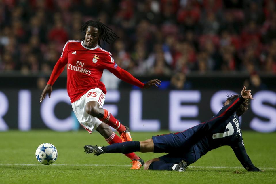 Football Soccer - Benfica v Atletico Madrid - Champions League Group Stage - Group C - Luz stadium, Lisbon, Portugal - 08/12/2015. Benfica's Renato Sanches (L) in action against Atletico Madrid's Antoine Griezmann. REUTERS/Rafael Marchante