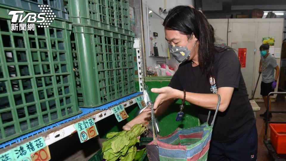 每天騎著腳踏車去拿菜，是凱維的日常。 （圖／胡瑞麒攝）