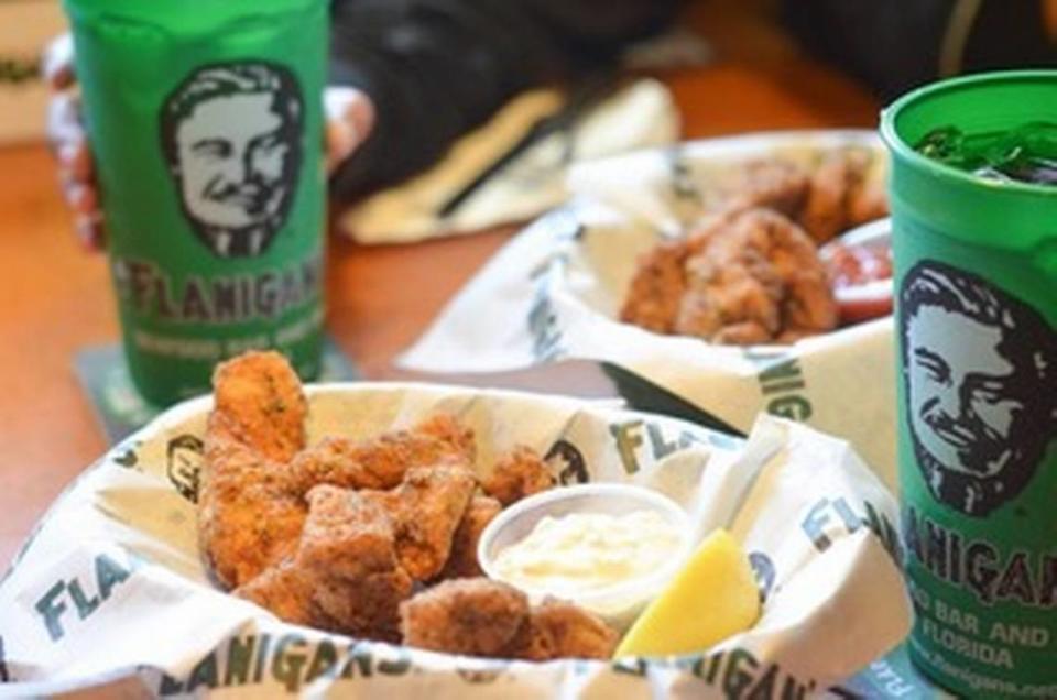 Disfruta de una multitud alborotada en Flanigans Seafood Bar and Grill y aprovecha las ofertas de bebidas que comienzan temprano y se extienden hasta el cierre. Foto cortesía/ Flanigan’s INSTAGRAM: @flanigansfl