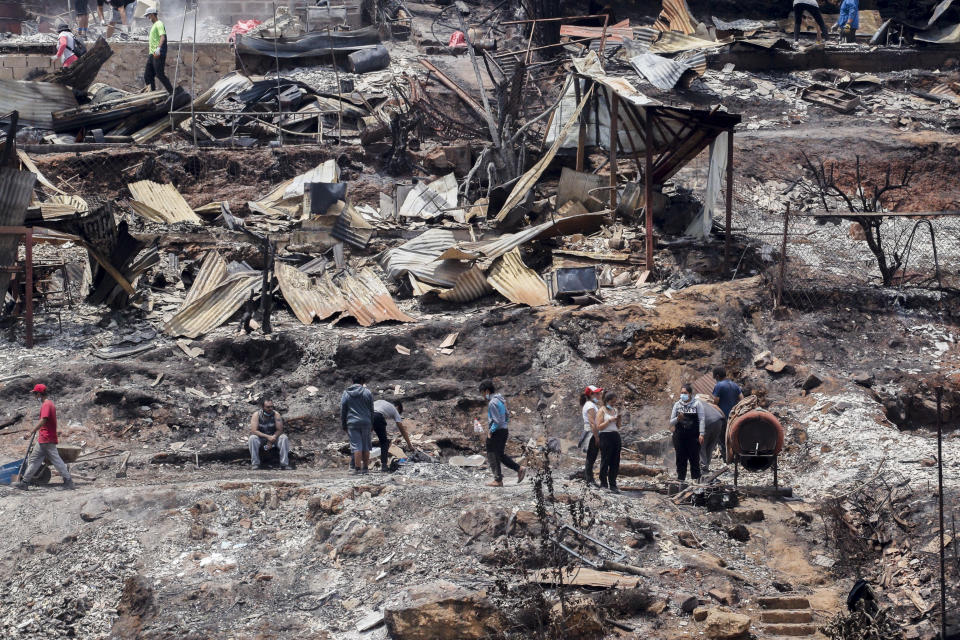 <strong>智利野火燒掉1.1萬公頃土地，超過3000座房屋損毀。（圖／美聯社）</strong>