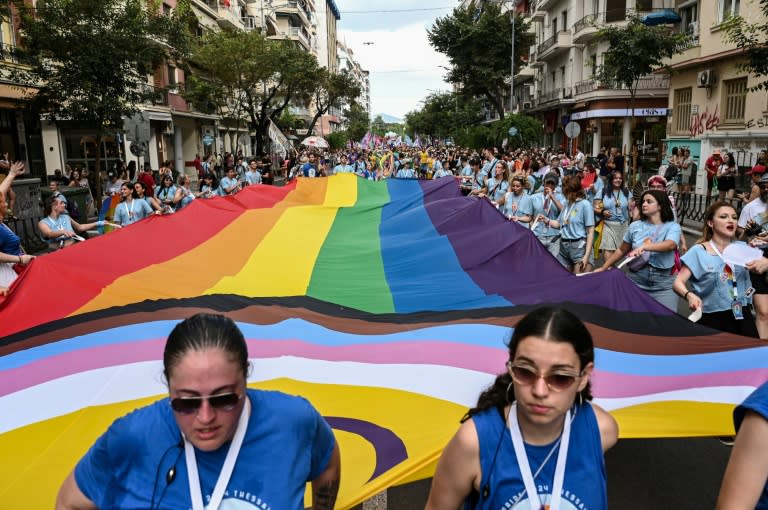 Tausende Menschen aller Altersgruppen haben an der Europride-Parade in Thessaloniki teilgenommen. Demonstranten mit bunten Luftballons, Fahnen, Trillerpfeifen und Trommeln tanzten und sangen während des gesamten Marsches durch die griechische Hafenstadt. (Sakis MITROLIDIS)