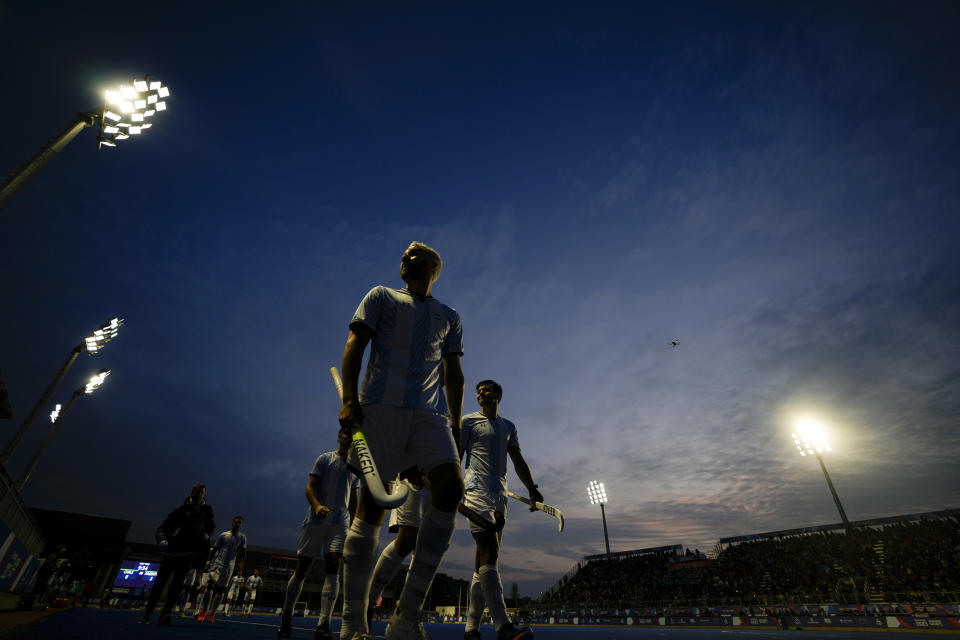 Los seleccionados argentinos de hockey sobre césped se dirigen a los vestuarios en el intermedio de un partido ante Chile, en los Juegos Panamericanos de Santiago, el 27 de octubre de 2023 (AP Foto/Matías Delacroix).