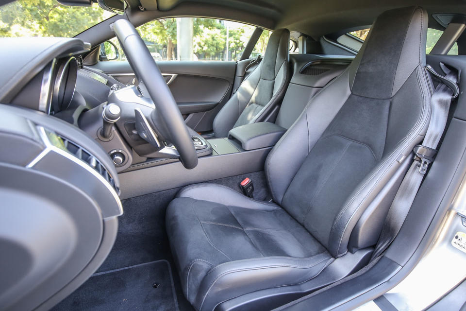 包含試駕車型與以下等級車款，皆配備 Partial Leather 真皮/麂皮包覆跑車座椅。