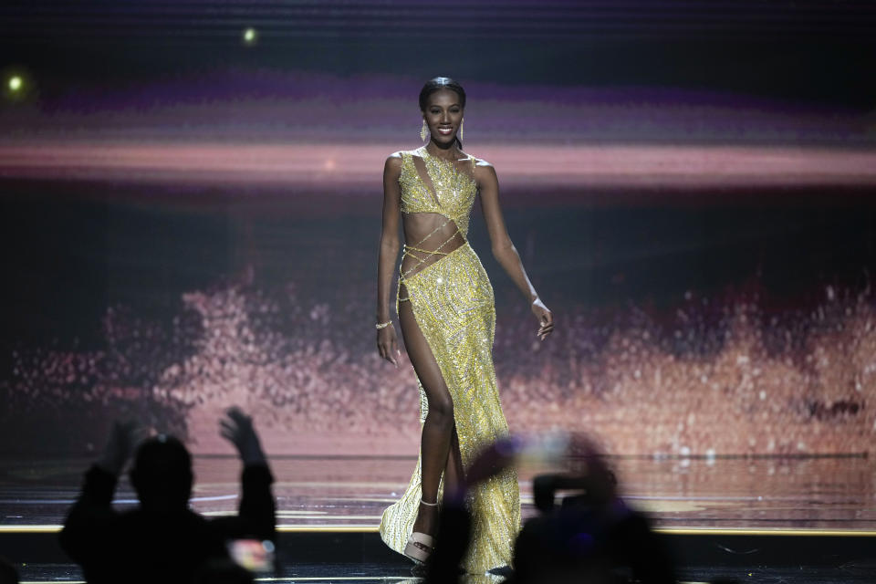 Miss Haití Mideline Phelizor participa en el desfile con vestido de gala en la 71a edición de Miss Universo en Nueva Orleans el sábado 14 de enero de 2023.(Foto AP/Gerald Herbert)