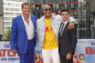 Dwayne Johnson ist mit 1,96 Meter auf Augenhöhe mit seinem 1,93 Meter großen "Baywatch"-Vorgänger David Hasselhoff. Da kann Zac Efron mit 1,73 Meter nicht mithalten. (Bild: Andreas Rentz/Getty Images for Paramount Pictures)