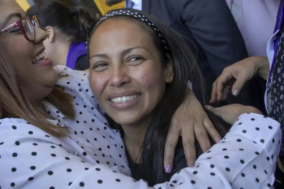 La salvadoreña Alba Lorena Rodríguez aparece en la foto poco después de ser dada de alta del centro de rehabilitación de mujeres en Ilopango, El Salvador. (AFP)