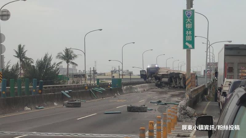 高屏大橋嚴重車禍砂石車追撞翻覆。（圖／屏東小鎮資訊提供）