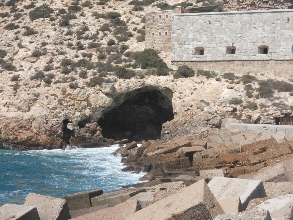 La cueva de los Aviones, bajo el Fuerte de Navidad, en la bahía de Cartagena (España), yacimiento neandental donde se encontraron los adornos hechos con conchas. <a href="https://commons.wikimedia.org/wiki/File:Cueva_de_los_Aviones.JPG" rel="nofollow noopener" target="_blank" data-ylk="slk:Wikimedia Commons;elm:context_link;itc:0;sec:content-canvas" class="link ">Wikimedia Commons</a>, <a href="http://creativecommons.org/licenses/by/4.0/" rel="nofollow noopener" target="_blank" data-ylk="slk:CC BY;elm:context_link;itc:0;sec:content-canvas" class="link ">CC BY</a>