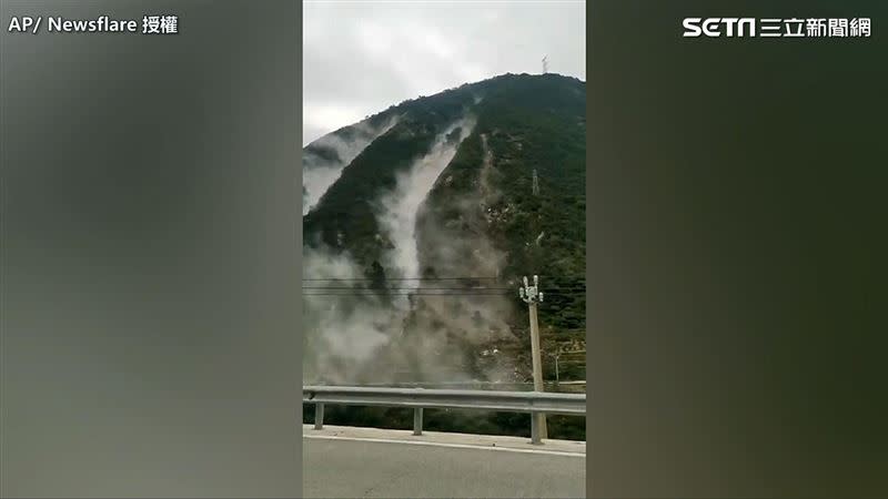 地震造成山區土石崩塌，落石滾落導致道路中斷。（圖／AP／Newsflare授權）