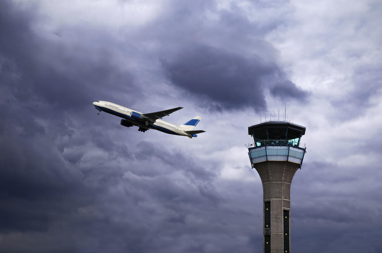 Gusting winds made crew and passengers of United Airlines flight throw up. (Photo: Getty)