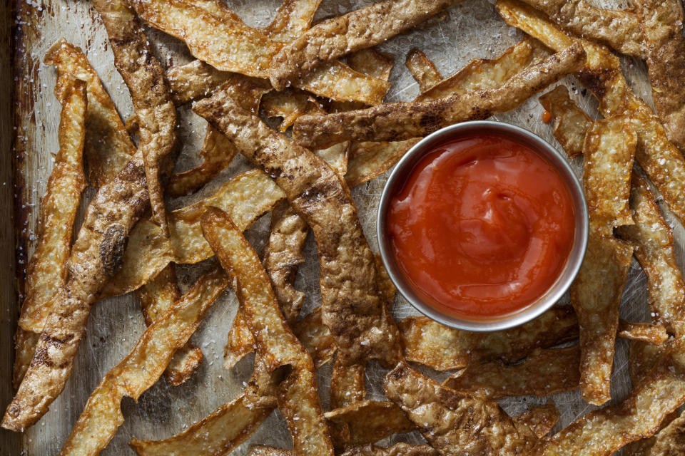 Ein leckerer Snack aus Essensresten: extra krosse Kartoffelschalen-Chips. (Bild: Getty Images)