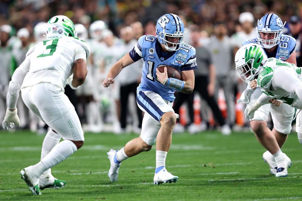 SAN DIEGO, CALIFORNIA - DECEMBER 28: Drake Maye #10 of the North Carolina Tar Heels runs the ball during the first half of the San Diego Credit Union Holiday Bowl game against the Oregon Ducks at PETCO Park on December 28, 2022 in San Diego, California. (Photo by Sean M. Haffey/Getty Images)