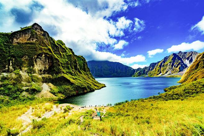 菲律賓克拉克知名景點「皮納圖博火山口湖」，自1991年噴發至今已自然恢復綠意盎然的自然景色，並成為當地知名的渡假勝地。（長榮提供）