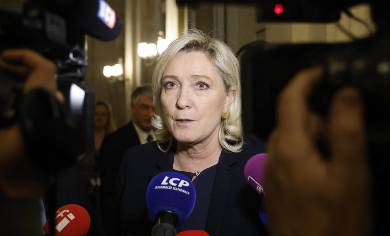 Marine Le Pen répondant aux journalistes au salon des Quatre colonnes de l’Assemblée nationale en février (illustration). 