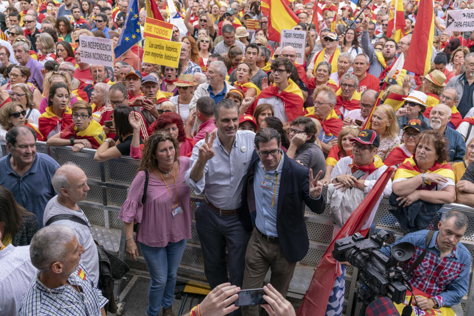 Vox Secretary-General Javier Ortega, center, celebrating Hispanic Day in Barcelona, Oct. 12, 2018. (Photo: José Colon/MeMo/Sony for Yahoo News)