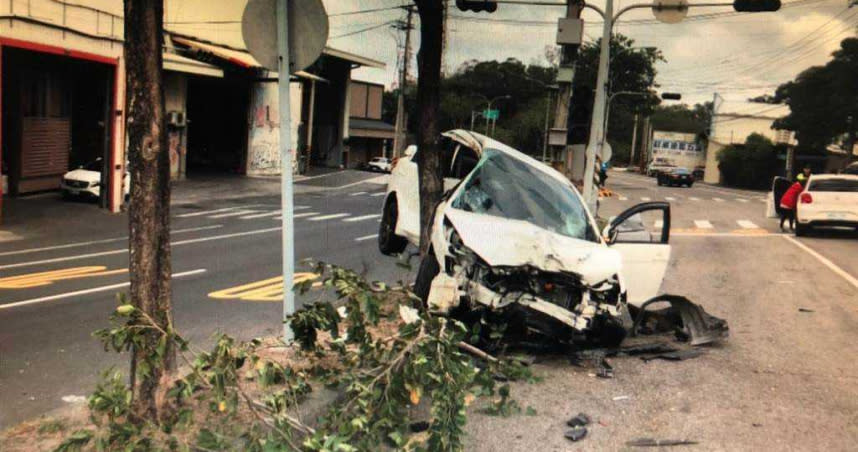 台1線頭份市路段28日下午發生轎車撞斷闖紅燈照相桿事件。（圖／讀者提供／中國時報謝明俊苗栗傳真）