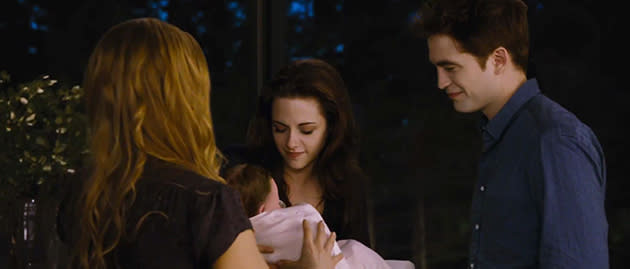 Aus dieser Perspektive ein schönes Bild: Bella und Edward mit Renesmée (Bild: ddp images)
