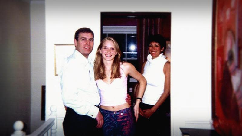 安德魯王子（左起）、維吉尼亞，傑佛瑞的女友吉斯蘭，當年在倫敦的合影。維吉尼亞指出傑佛瑞要她當天在床上服侍安德魯。（Netflix提供）