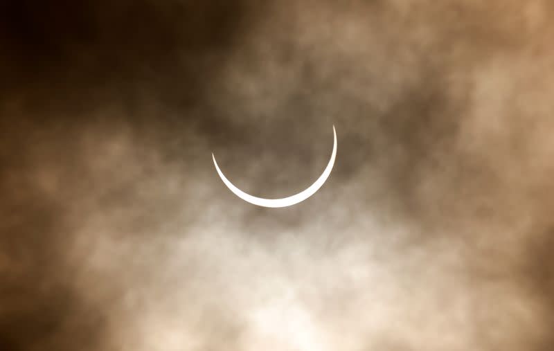 Un eclipse de sol parcial desde Rajpath en Nueva Delhi, India, el 21 de junio de 2020