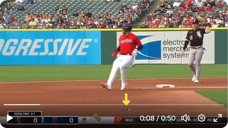 守護者布瑞南（Will Brennan）平飛球擊中鳥。（圖／翻攝自FOX Sports: MLB推特）