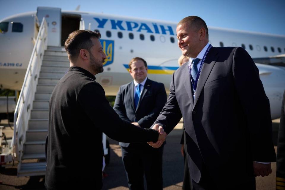 Ukrainian president Volodymyr Zelensky is greeted by newly-appointed Valeriy Zaluzhny after he arrives in the UK (Telegram)
