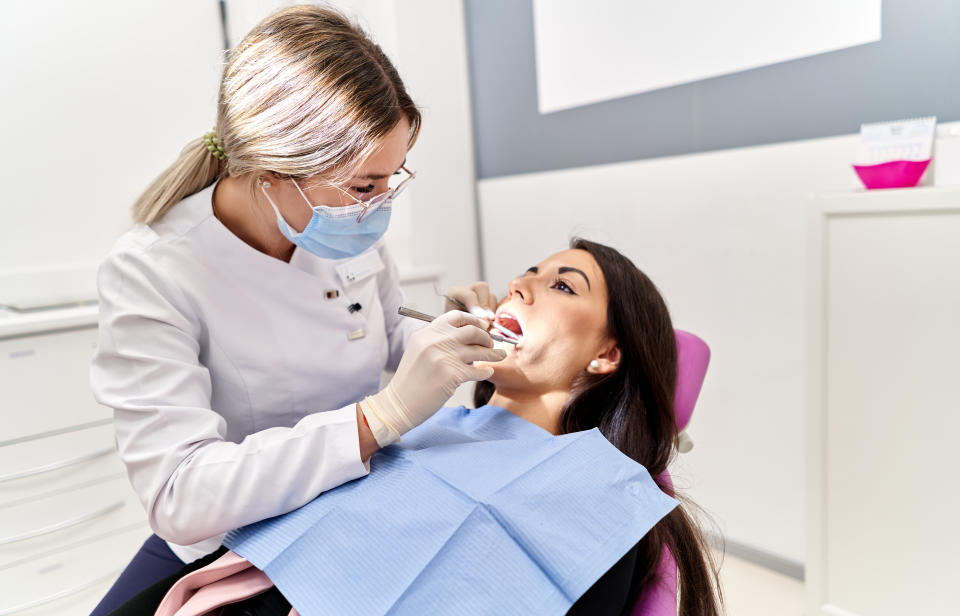 Wer regelmäßig seine Zähne kontrollieren lässt, bekommt von der gesetzlichen Krankenkasse höhere Zuschüsse. (Bild: Getty Images)