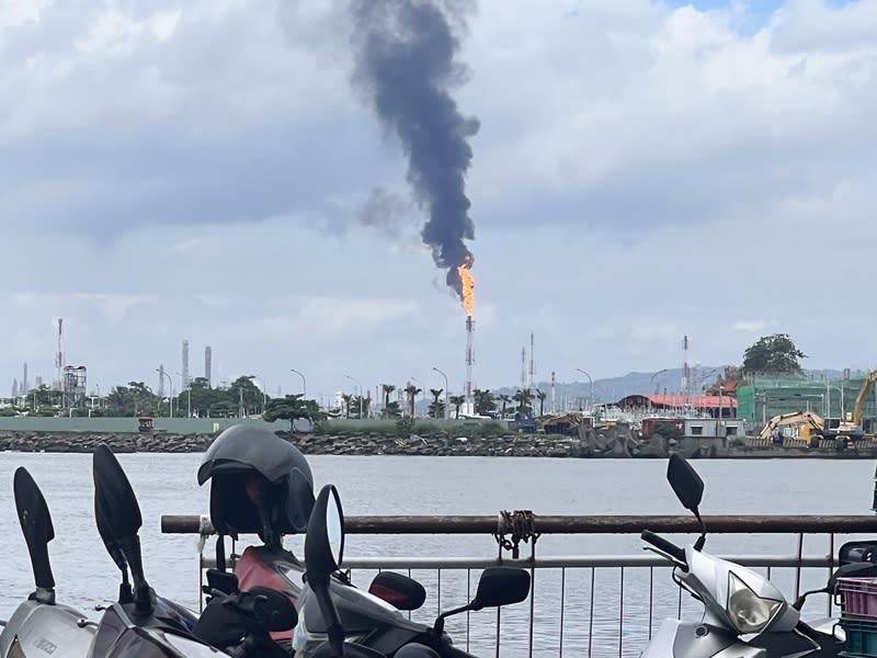 高雄中油林園廠竄黑煙 高雄中油林園廠11日上午被民眾發現燃燒塔竄出濃濃 火煙，連東港碼頭都能看到。 （民眾提供） 中央社記者洪學廣傳真  113年6月11日 