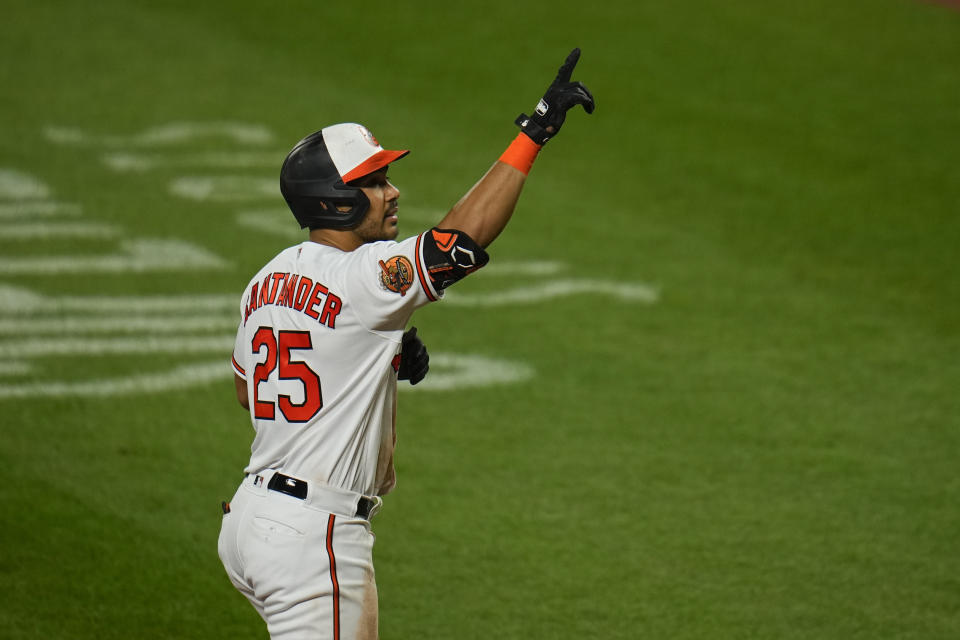 El venezolano Anthony Santander, de los Orioles de Baltimore, festeja luego de batear un jonrón solitario ante los Mets de Nueva York, el sábado 5 de agosto de 2023 (AP Foto/Julio Cortez)