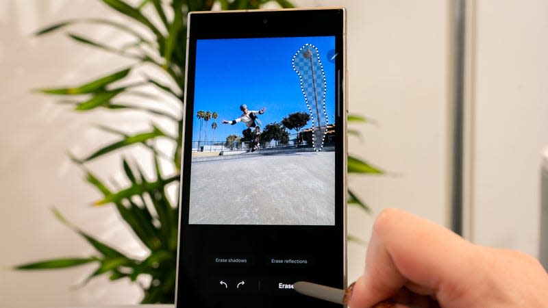 Samsung’s Magic Eraser-like feature works for minor edits. - Photo: Florence Ion / Gizmodo