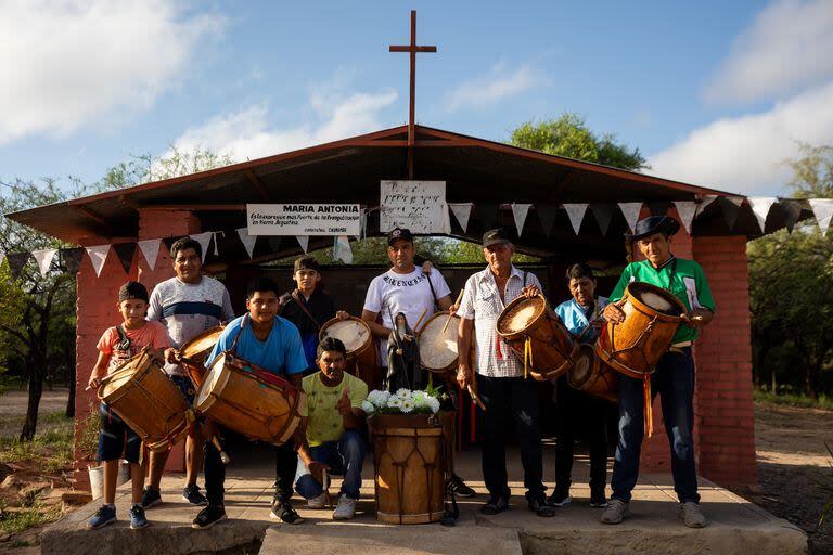 También hubo músicos con bombos, guitarras y acordeones