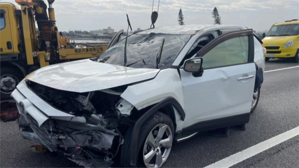 國一麻豆段轎車自撞翻車釀3傷　精神不濟釀禍？車流一度回堵3公里