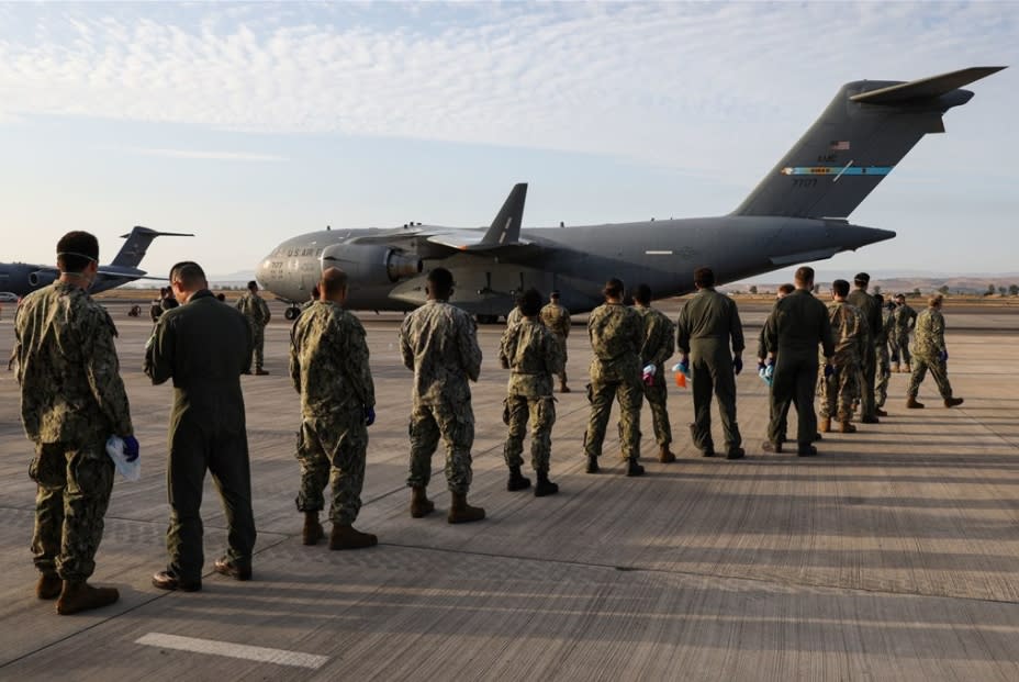 美軍30日將最後一批美國人員載離阿富汗，結束這場耗時20年戰爭。圖為C-17運輸機載著撤離人員降落美軍位於義大利的海軍航空站。（圖取自twitter.com/DeptofDefense）