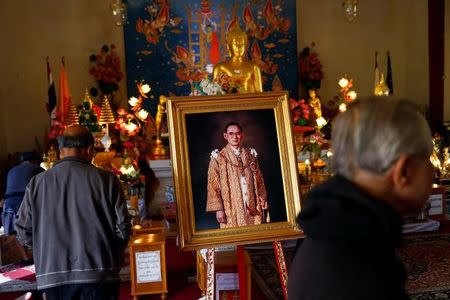 People memorialize the death of Thailand's King Bhumibol Adulyadej at the Wat Thai of Los Angeles temple in Los Angeles, California, U.S., October 13, 2016. REUTERS/Patrick T. Fallon