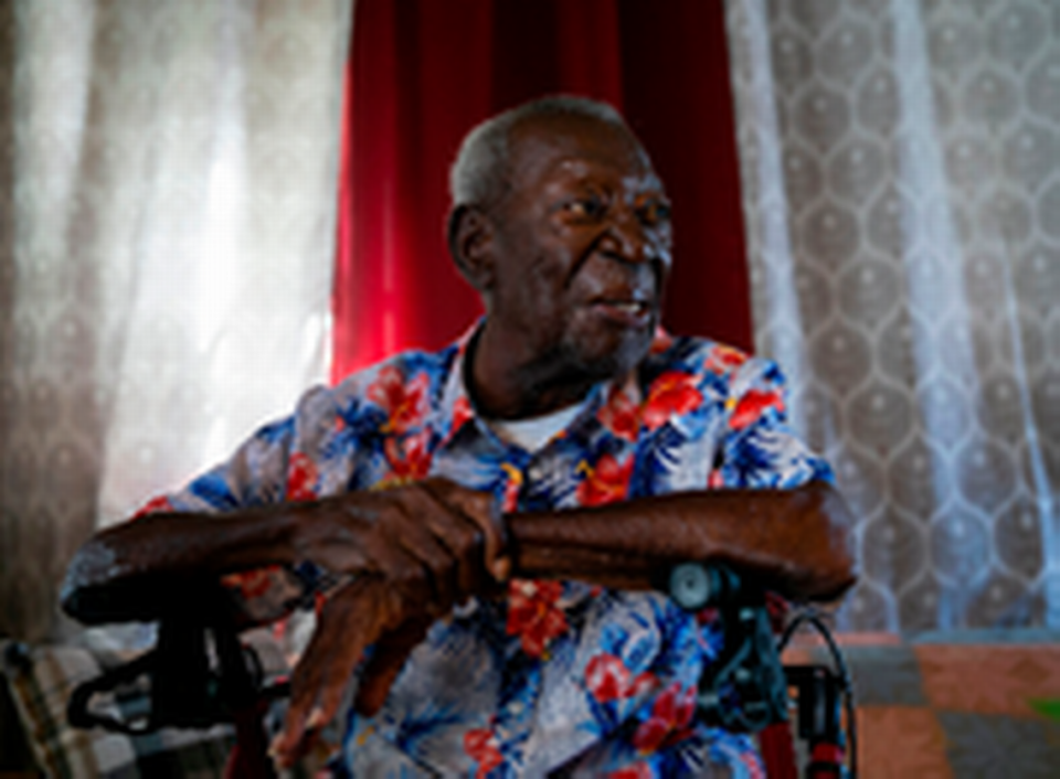 El músico de Cayo Hueso Lofton "Coffee" Butler, de 93 años, es fotografiado en su casa de Stock Island el sábado 11 de diciembre de 2021. MATIAS J. OCNER MOCNER@MIAMIHERALD.COM