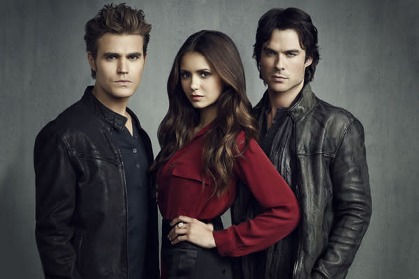 <p>Au bout de 6 saisons, Nina Dobrev (alias Elena) quitte la série. Le départ de l’héroïne a attristé les fans, d’autant plus que le personnage était au centre d’un triangle amoureux.</p><p>Malgré tout, la série a continué pendant 2 saisons de plus en centrant les intrigues sur ses 2 soupirants, Damon et Stefan Salvatore.</p><p><b>Copyright : Warner Bros</b><br></p>