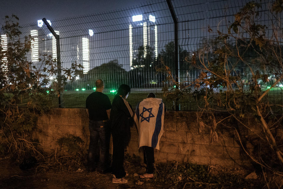 Menschen jubeln mit israelischen Fahnen, nachdem ein Hubschrauber mit von Hamas-Kämpfern frei gelassenen Geiseln im Schneider Children's Medical Center of Israel gelandet ist